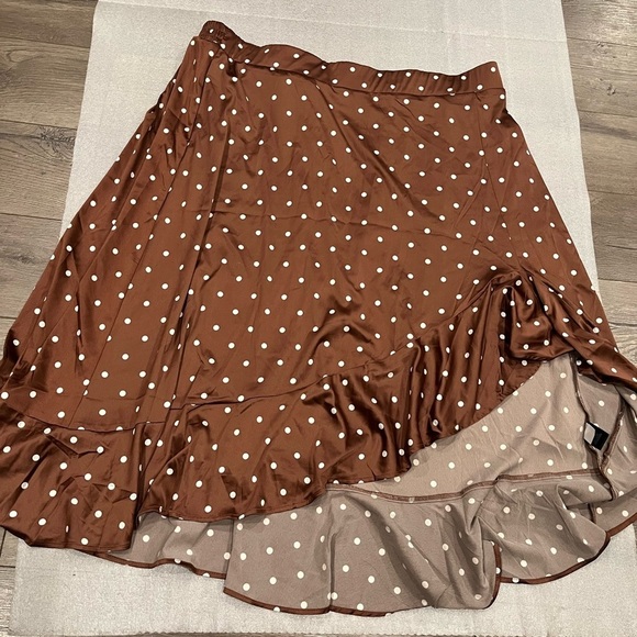 ❤️2/$30❤️[3]Torrid Midi Stretch Satin Hi-Low Asymmetrical Ruffle Polka Dot Skirt - Picture 4 of 9